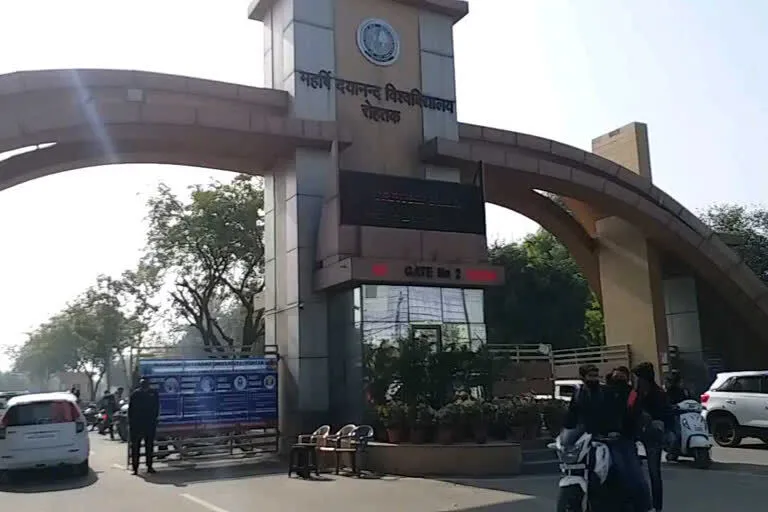 खून से लिखा पत्र देकर ऑनलाइन परीक्षा का विकल्प मांगा