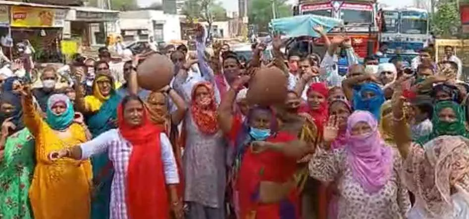 पेयजल से परेशान लोगों ने भिवानी-हिसार रोड पर लगाया जाम