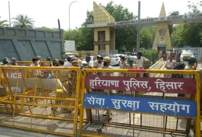 किसानों ने भाजपा की जिला कार्यकरिणी की बैठक के बाहर किया हंगामा
