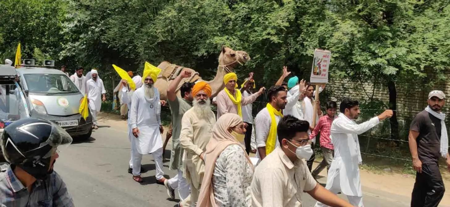 संयुक्त किसान मोर्चे के आह्वान पर किसानों ने बढ़ते पेट्रोल-डीजल के दामों के खिलाफ किया अनोखा प्रदर्शन