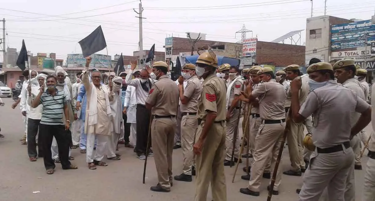 किसानों ने भाजपा नेताओं को दिखाए काले झंडे, किया विरोध