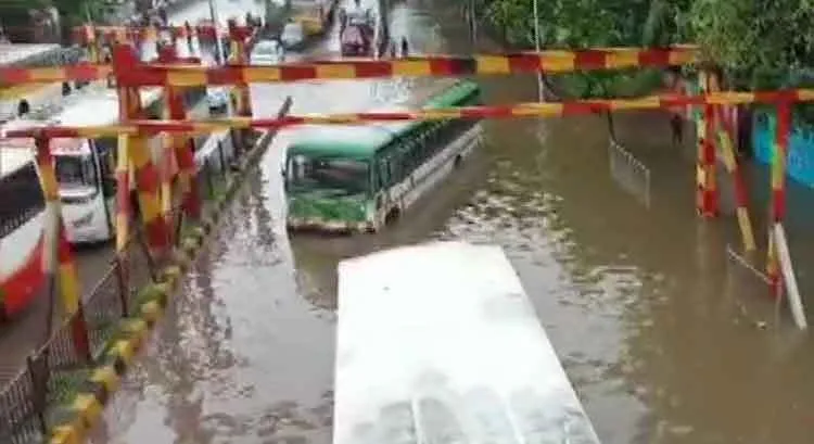मुंबई में भारी बारिश, सड़कें और पटरियां पानी में डूबी