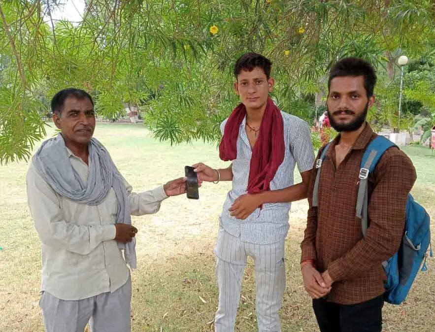 मोबाइल लौटाकर ईमानदारी की मिसाल पेश की