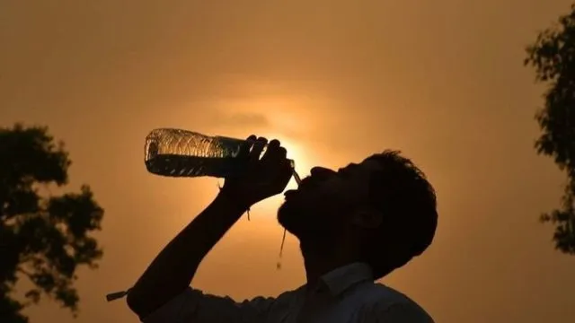उमस भरी गर्मी ने किया बेहाल, सड़कों पर सन्नाटा
