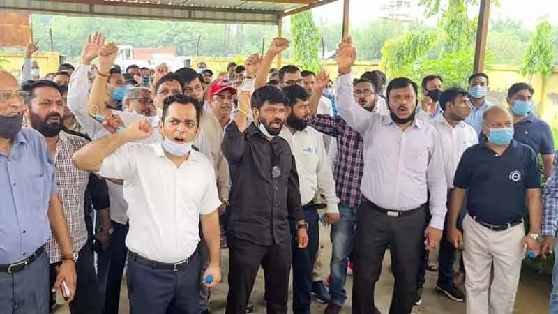 बिजली की किल्लत को लेकर सड़कों पर उतरे उद्योगपति
