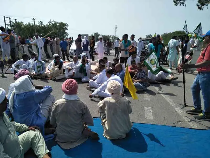 गिरफ्तार किसानों की रिहाई के लिए दो घंटे टोल व रोड किया जाम