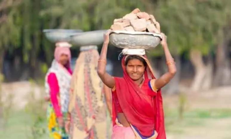 रिपोर्ट में खुलासा: कोरोना काल में भूखे पेट सोई महिलाएं!