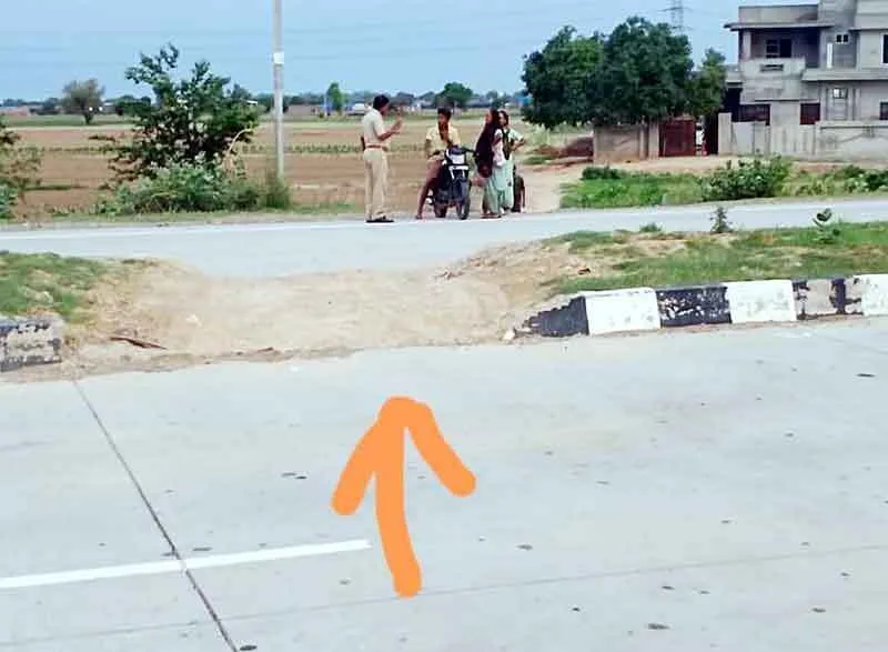लापरवाही: अवैध कटों के कारण अनेक बार हो चुके हादसे