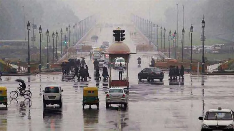 दिल्ली एनसीआर में झमाझम बारिश से मौसम हुआ सुहावना