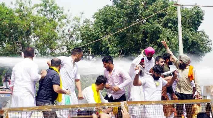 पजांब में बिजली संकट को लेकर आप कार्यकर्ताओं का सीएम फार्म हाउस के सामने प्रदर्शन
