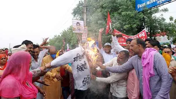 मिड-डे मील कर्मियों से मिलने से इनकार करने के विरोध में प्रदर्शन