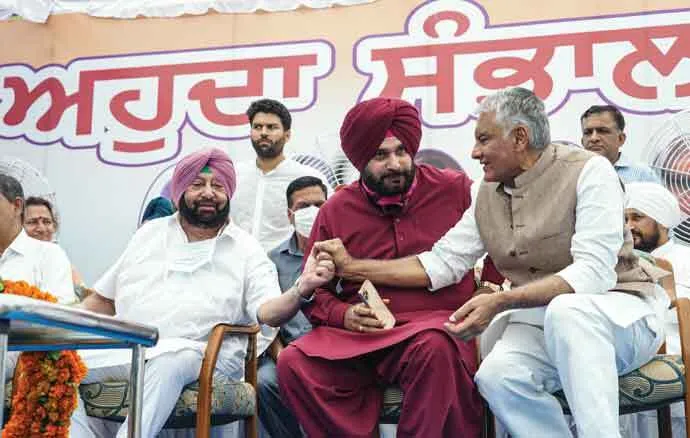 नवजोत सिद्धू ने भट्ठल-लाल सिंह के पैर तो छुए, अमरेन्द्र सिंह को देखा तक नहीं
