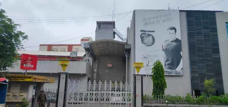दैनिक भास्कर अखबार समूह के ठिकानों पर छापे की कार्रवाई देर रात तक रही जारी