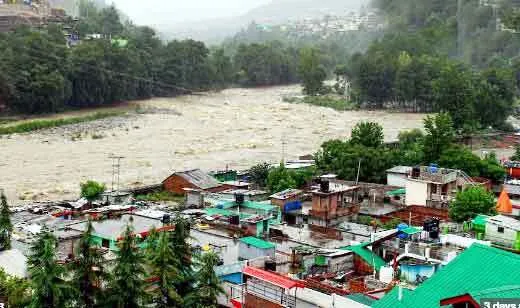 हिमाचल में भारी बारिश के चलते अधिकारियों को अलर्ट रहने के निर्देश