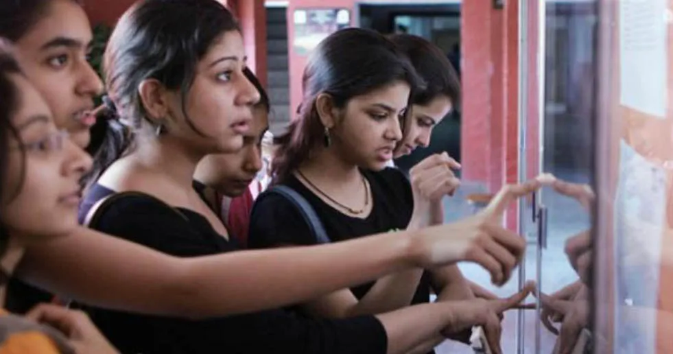 सीबीएसई 12वीं का रिजल्ट जारी, लड़कियों ने फिर मारी बाजी