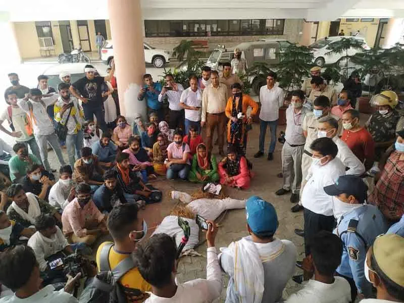 परीक्षा संबंधी मांगों को लेकर विश्वविद्यालय पहुंचे विद्यार्थी