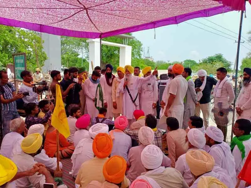 डिप्टी स्पीकर की गाड़ी तोड़ने का मामला : प्रशासन और धरतीपुत्रों के बीच खींचतान जारी