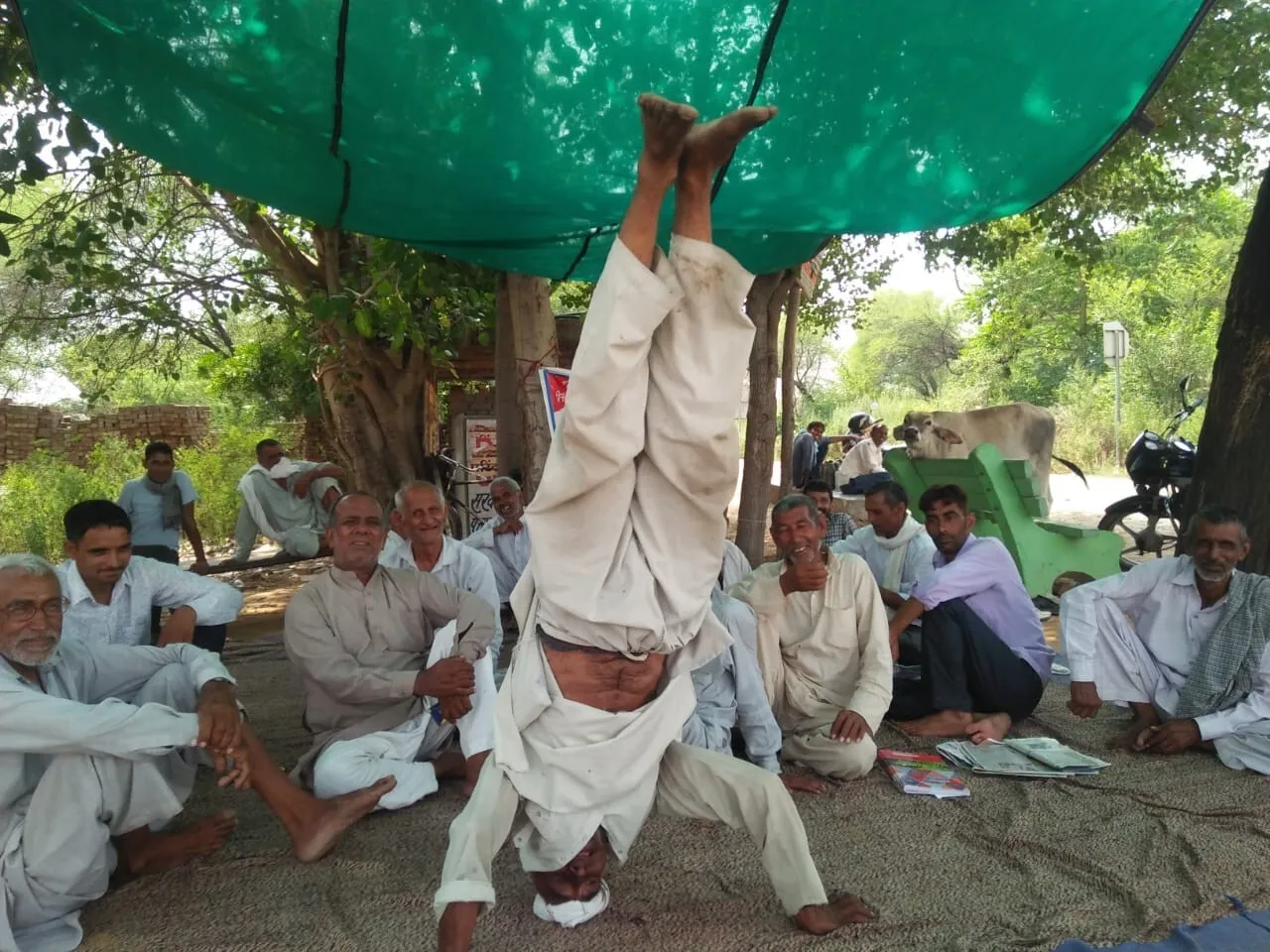 रोष। गांव निमड़ीवाली के खेतों में जबरन बिजली टावर लगाने का विरोध