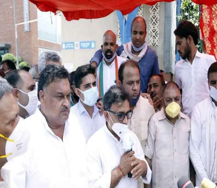आम आदमी के हितों पर कुठाराघात कर रही मोदी सरकार : विवेक बंसल