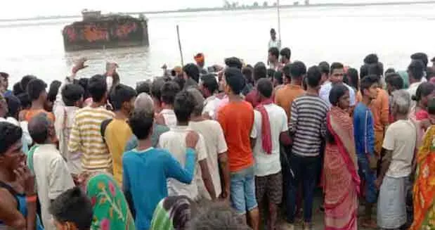 गंडक नदी में नौका पलटी, 30 डूबे