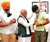 सीएम मनोहर लाल ने नीरज का स्वागत किया, साथ ही मेडल जीतने के लिए बधाई भी दी