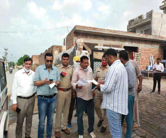 नकली दूध की शिकायत पर सीएम फ्लाईंग  ने की छापेमारी