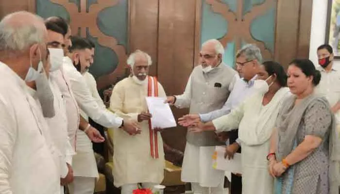 भूमि अधिग्रहण बिल और किसानों पर लाठीचार्ज के मुद्दे को लेकर गवर्नर दरबार पहुँची कांग्रेस
