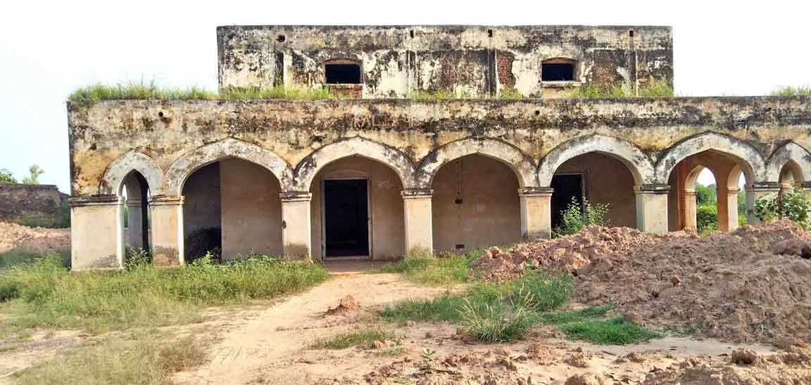 कभी अंग्रेजों की शान रहा ‘डाक बंगला’ अब खंडहर