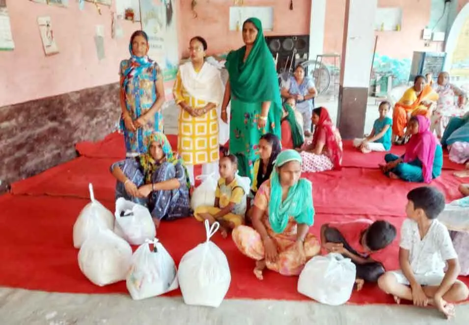 सेवादार खुद उपवास रखकर जरूरतमंदों को बांट रहे राशन