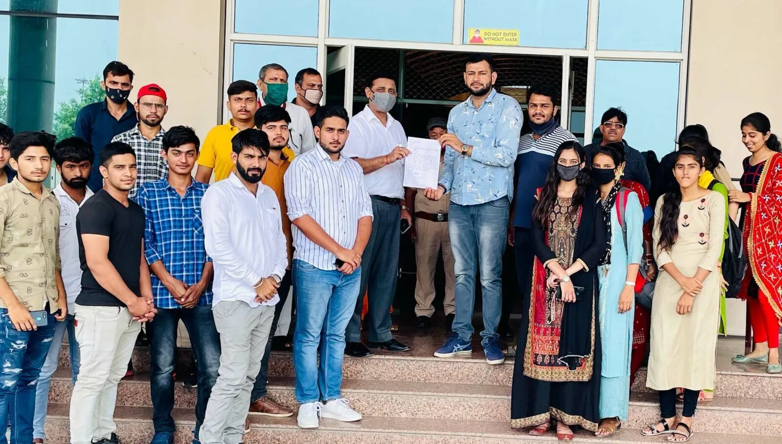 परीक्षा पैटर्न को लेकर विद्यार्थियों ने एमडीयू कुलसचिव का किया घेराव