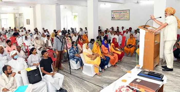 बीमारी का इलाज जानना था तो जड़ सहित फसल उखाड़ लाए किसान