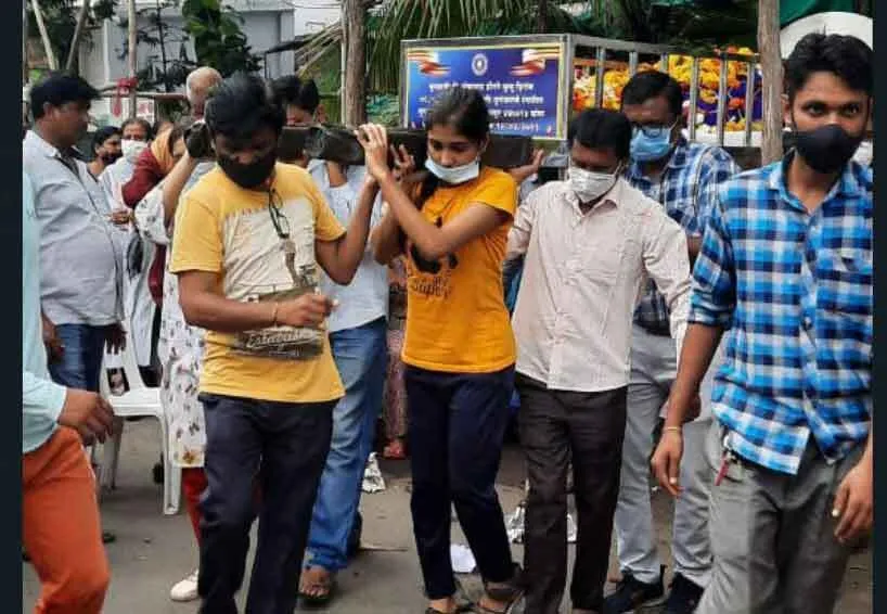 नागपुर: बेटियों ने पिता की अर्थी को दिया कंधा