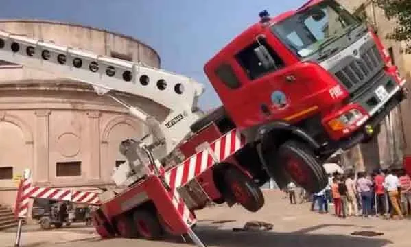 स्वतंत्रता दिवस की तैयारी करते वक्त हाइड्रोलिक मशीन से गिरकर तीन कर्मचारियों की मौत, तीन गंभीर