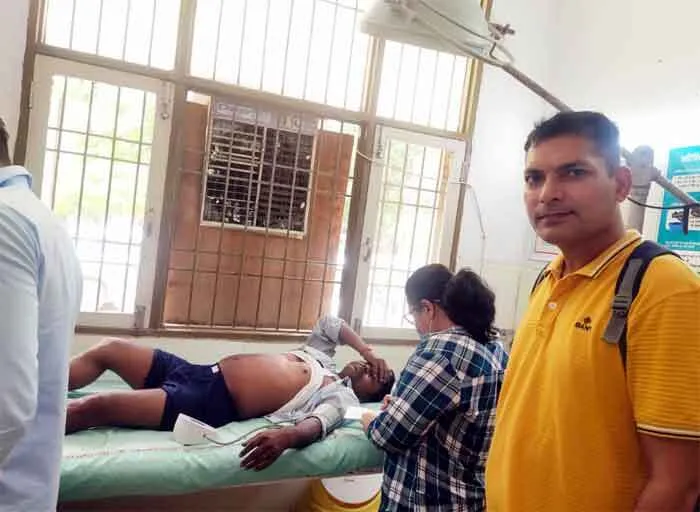 दुर्घटना के कारण कैंटर में फंसे व्यक्ति की डेरा श्रद्धालु ने बचाई जान