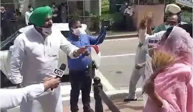 हरसिमरत कौर और कांग्रेस सांसद रवनीत सिंह बिट्टू आपस में भिड़े
