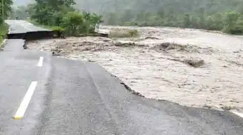 उत्तराखंड में बारिश का कहर, हाइवे सहित कई रोड़ बंद, हजारों गाड़ियों फंसी