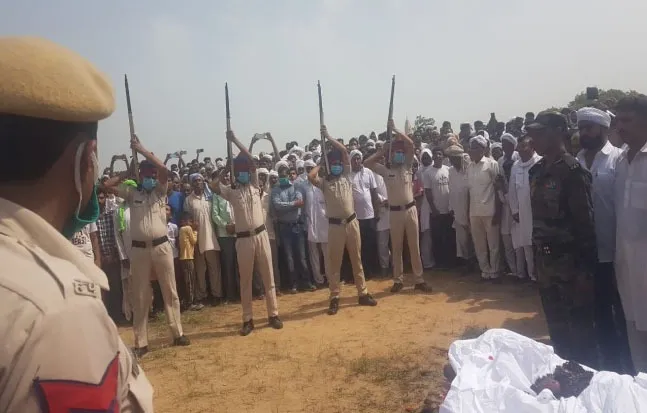 नम आंखों से शहीद सुरेंद्र को दी विदाई, सलामी के साथ अंतिम संस्कार