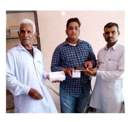 डेरा श्रद्धालु परिवार ने पेश की ईमानदारी, बस में मिला नया किमती फोन असली मालिक तक पहुंचाया