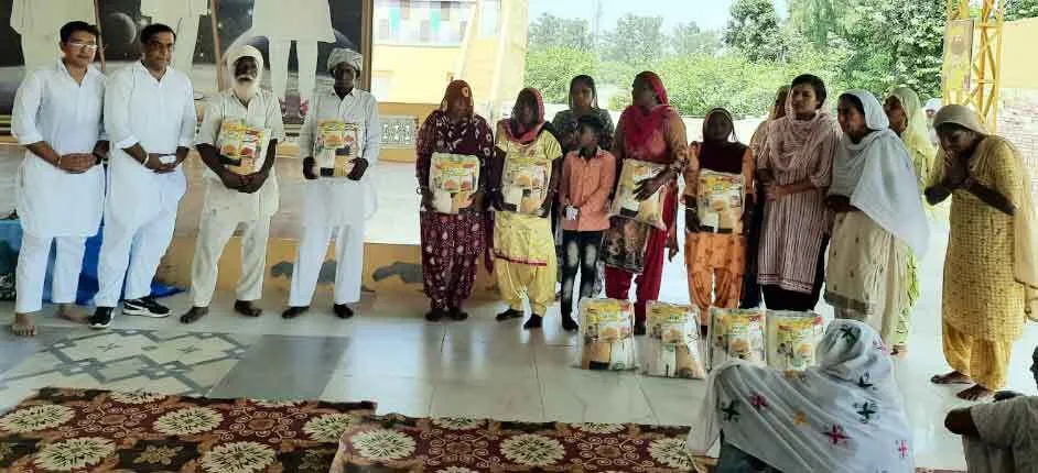 दस जरूरतमंद परिवारों को किया राशन वितरित