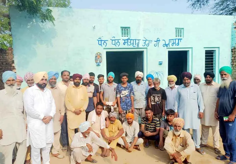 साध-संगत ने मकान की बदली छत, साफ-सफाई के बाद किया रंग -रोगन