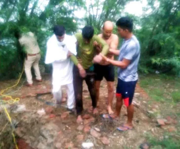 पुलिसकर्मियों ने कुएं में गिरे व्यक्ति को बाहर निकाला