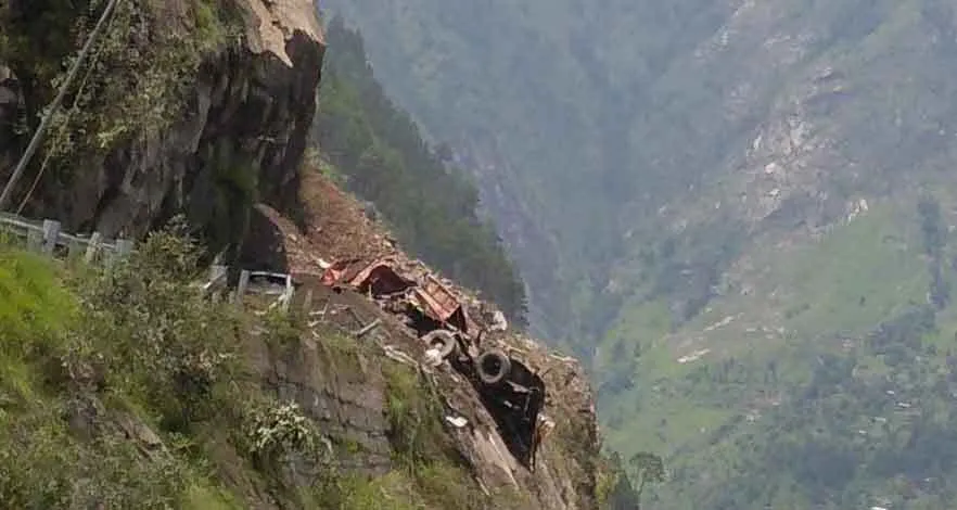 हिमाचल : दरक गई पहाड़ी, सवारियों से भरी बस सहित कई वाहन दबे