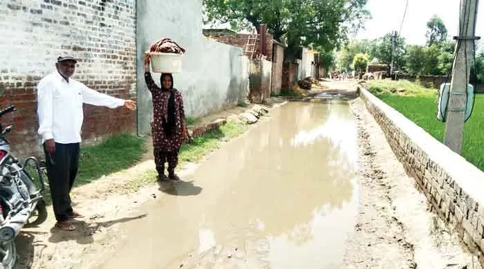 अनदेखी: लहरा थेह गांव में दम तोड़ती सरकार की विकास योजनाएं, गांव के मुख्य मार्ग इतने बदहाल की पैदल भी नहीं चल सकते ग्रामीण