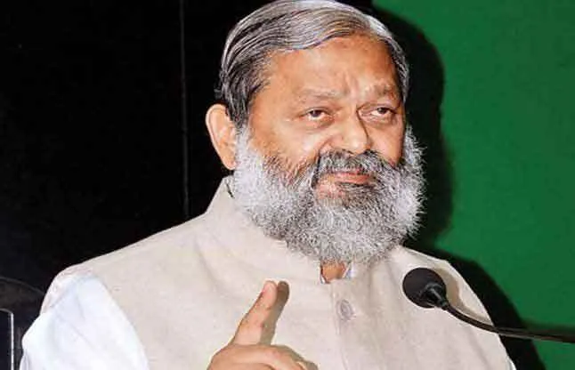 अधिकारी सुधर जाएं, नहीं तो ठीक करना हमें आता है: विज