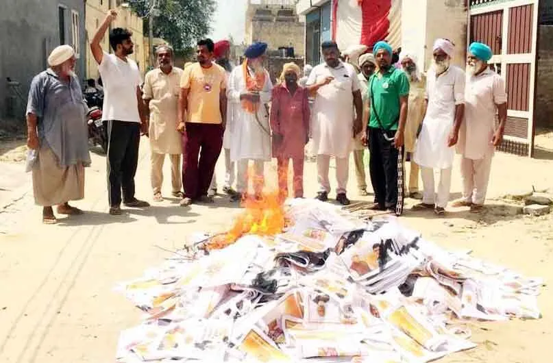 राशन की थैलियोंं पर पीएम, सीएम की फोटो देख किसानों ने काटा बवाल