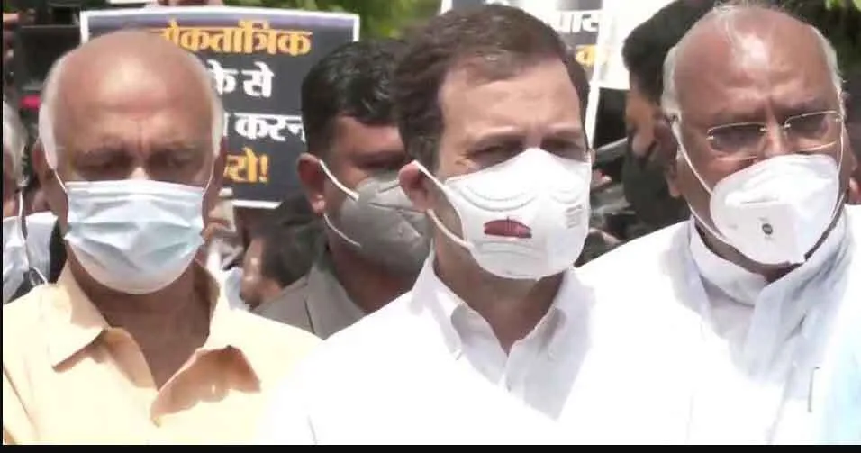 किसानों के समर्थन में एकजुट हुआ विपक्ष, विजय चौक तक निकाला मार्च