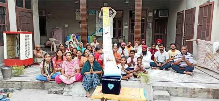 बेहद खूबसूरत और दिलकश है ये 54 फुट का बधाई कार्ड