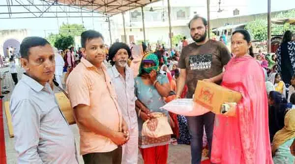नामचर्चा के दौरान राधेश्याम परिवार की ओर से 6 जरूरतमंदों को दिया गया राशन