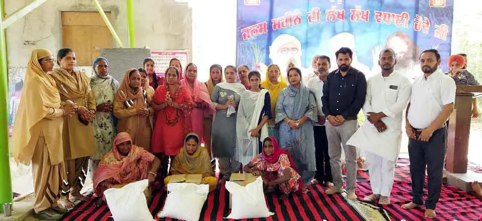 यूथ वीरांगनाओं ने तीन जरूरतमंद परिवारों को दिया राशन