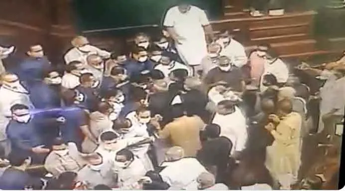 राज्यसभा में बवाल: सांसदों और मार्शल की धक्का-मुक्की का वीडियो आया सामने